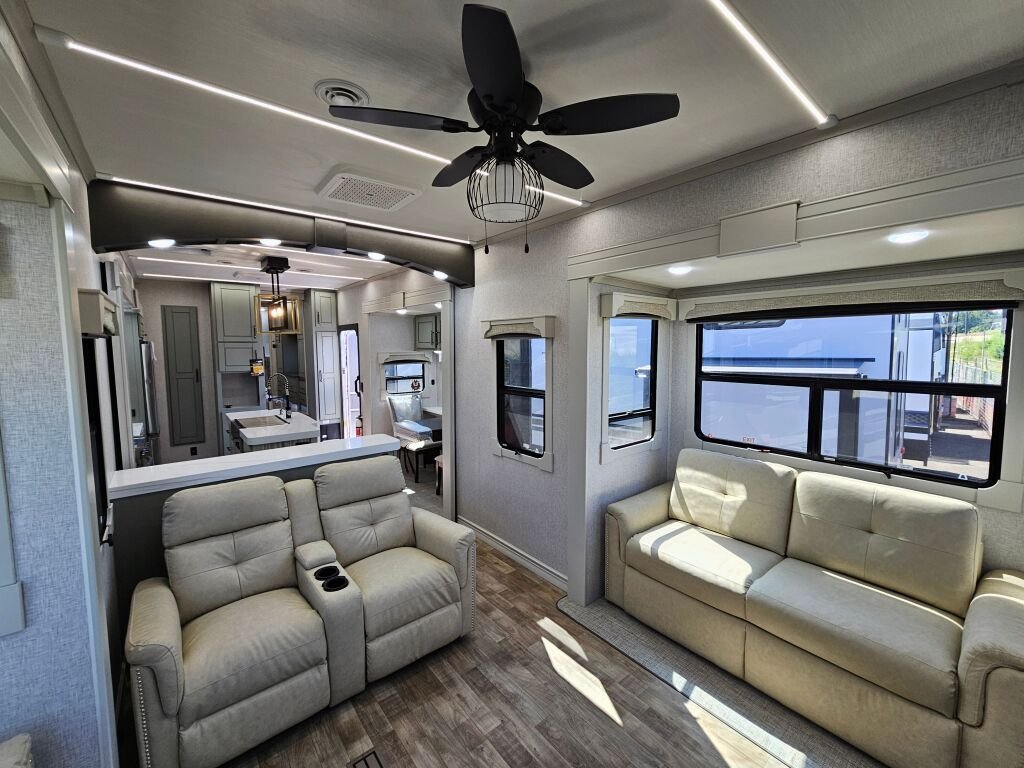 2024 Crossroads Redwood RW4150RD - Image 11