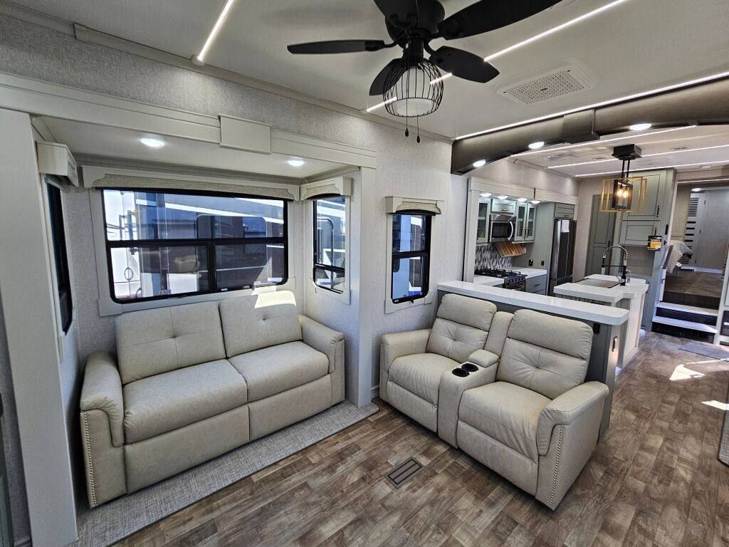 2024 Crossroads Redwood RW4150RD - Image 12