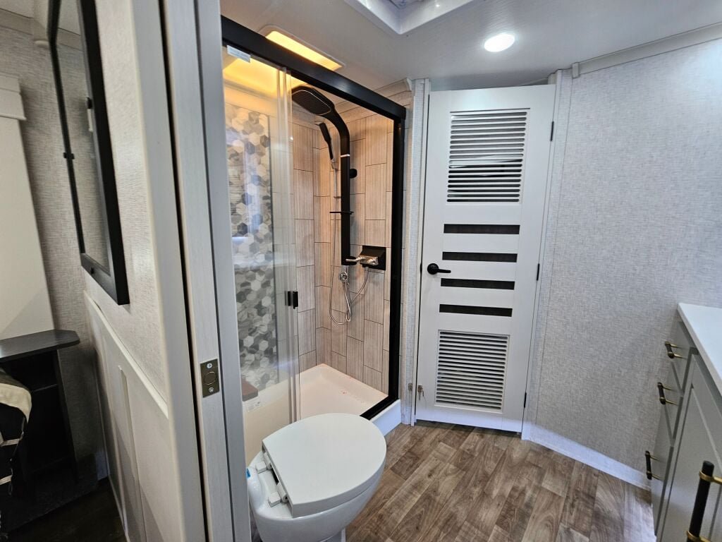 2024 Crossroads Redwood RW4150RD - Image 21